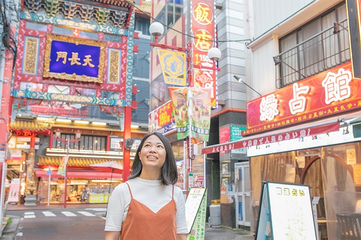 横浜中華街を楽し気に歩く女性