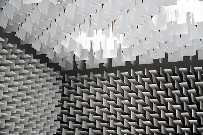 10m法電波暗室の壁と天井の写真