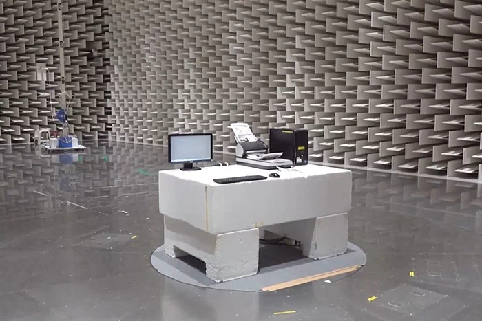 回転台にスキャナーが載っている写真