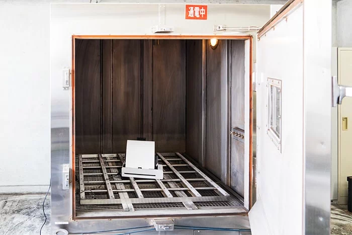 塵埃試験機の中にスキャナーが入っている写真