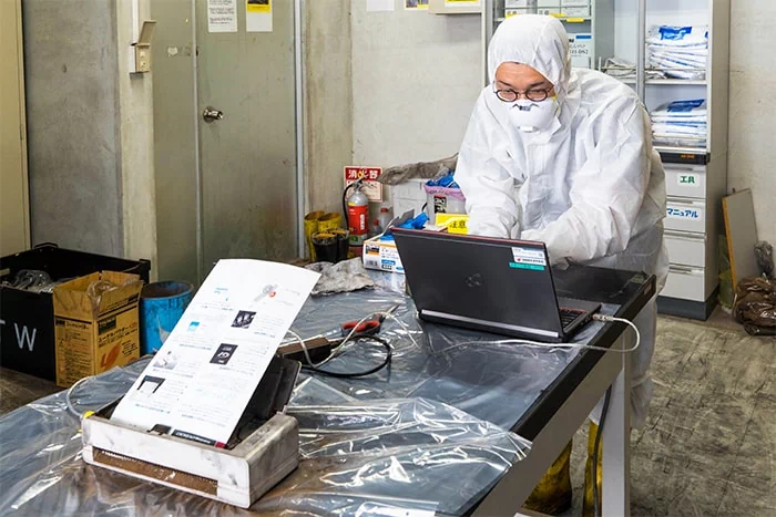 塵埃試験機から取り出したスキャナーで読み取りの評価を行う様子